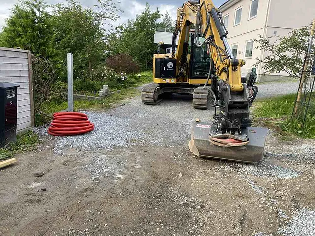 støping av fundament og montering av port