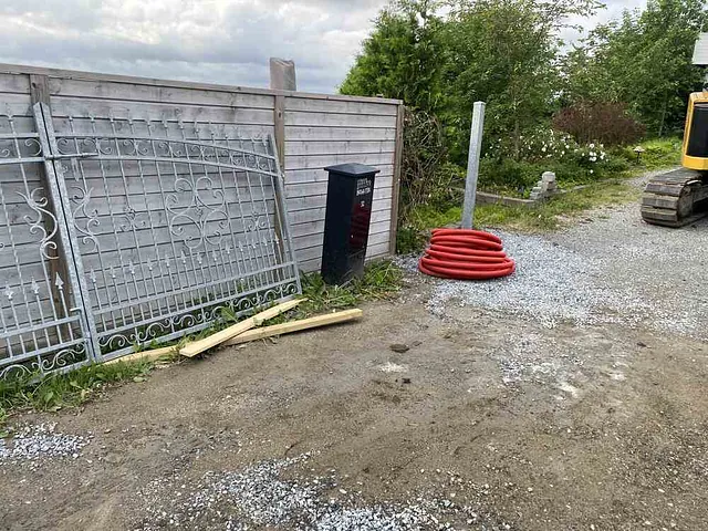 støping av fundament og montering av port