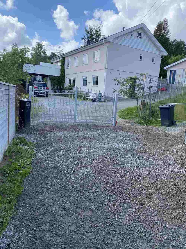 støping av fundament og montering av port
