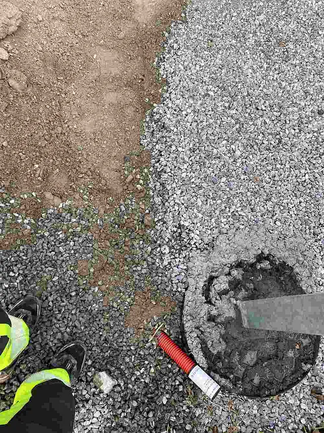 støping av fundament og montering av port