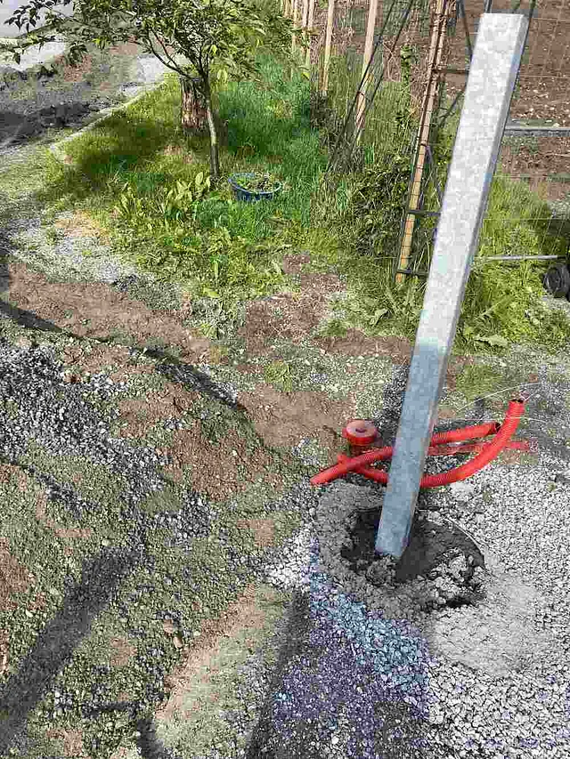 støping av fundament og montering av port